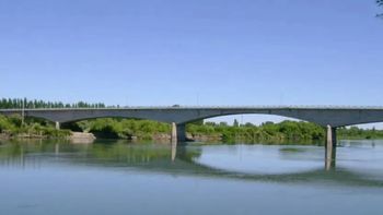 La mujer cayó al río Negro desde el puente de Choele Choel.