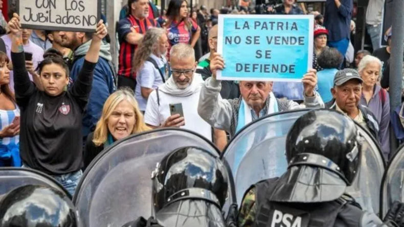 Incidentes en Plaza de Mayo: masiva movilización contra la condena de Cristina Kirchner