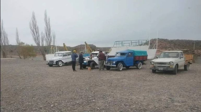 Los fanas del Rastrojero se juntan para despuntar el vicio y a la vez para ayudar.