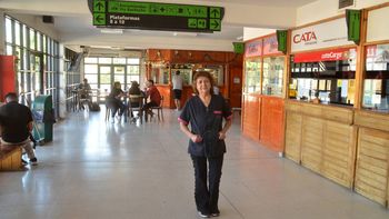 Hilda, una leyenda de la Terminal de Cipolletti. Cerca de las boleterías donde trabajó tanto tiempo y con la confitería donde lo hace actualmente de fondo.
