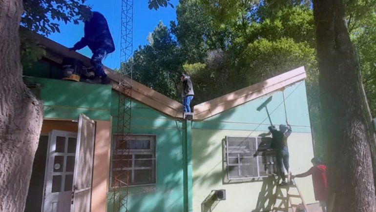 Vecinos se cansaron de esperar y comenzaron a refaccionar una salita