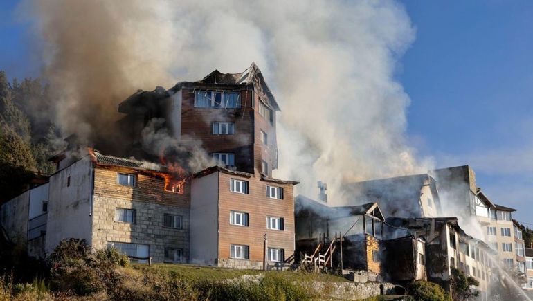 El fuego consumió por completo el emblemático hotel Huemul de Bariloche. Se presume que fue por una quema descontrolada.&nbsp;