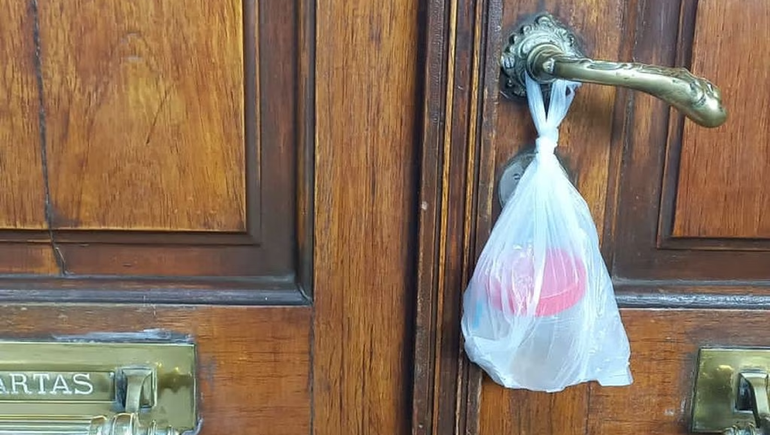 El laboratorio estaba cerrado y dejó la muestra de orina colgada en la puerta