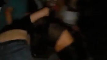 video: violenta pelea de dos chicas en la matine del club cipolletti