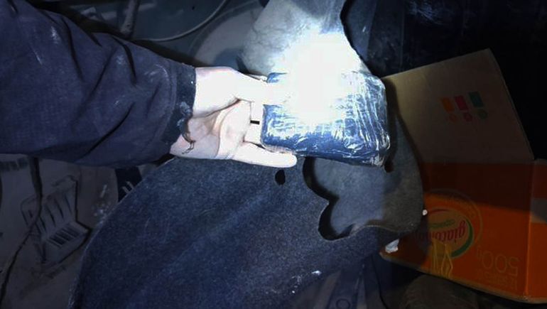Atraparon a dos narcos con cocaína escondida en el baúl