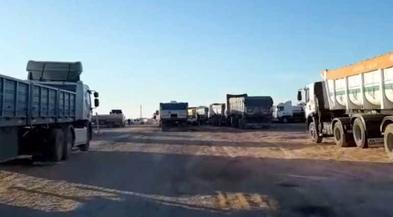 Bloqueo y tensión en Allen: camioneros reclaman compromiso de la empresa NGR