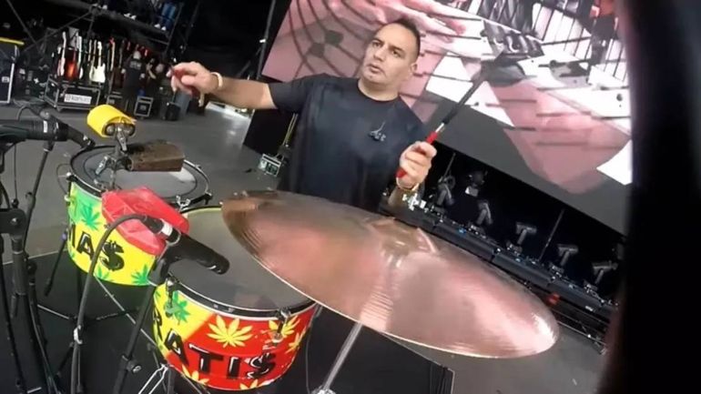 El histórico timbal de Carlin, músico que acompaña la banda desde sus inicios, se extravió.