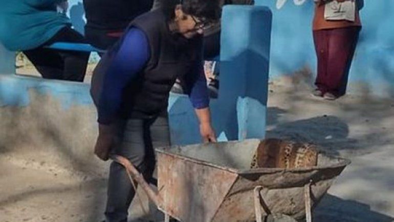 Un ejemplo: llevó a su perra a castrar, pero no tenía auto y la esperó en una carretilla