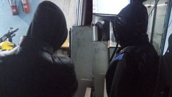 Los dos adolescentes sospechados de haber participado en reiterados robos en Fernández Oro. 