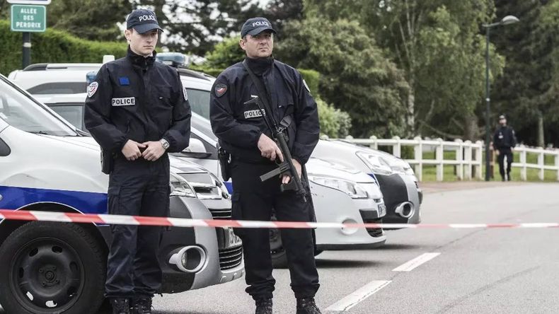 El hombre que asesinó a sus tres hijas en París se entregó a la policía y quedó detenido. Ya tenía antecedentes penales por violencia de género.