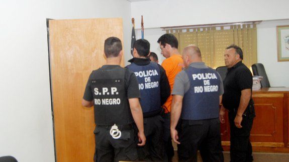 Agentes penitenciarios y policías escoltaron ayer a José Zapata tras la lectura del fallo en la Cámara Primera.&nbsp;