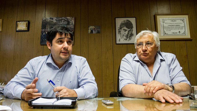 Beacon y DAngelo en la conferencia de prensa en el Sindicato de Luz y Fuerza. El cuerpo técnico de Confluencia