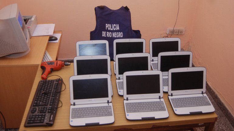 Agentes de la Cuarta realizaron un gran despliegue en la tarde de ayer y lograron recuperar diez netbooks que estaban ocultas en el Paseo de la Familia.