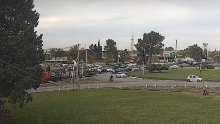 La rotonda está cargada desde horas de la mañana y sigue sin mejorar. Foto: captura Youtube.