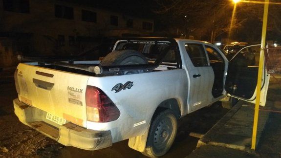 Ladrón se atrincheró en una camioneta en las 1200 Viviendas