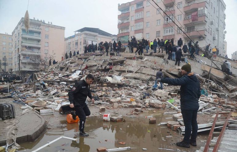 Turquía: más de 1300 muertos y edificios derrumbados por un devastador terremoto