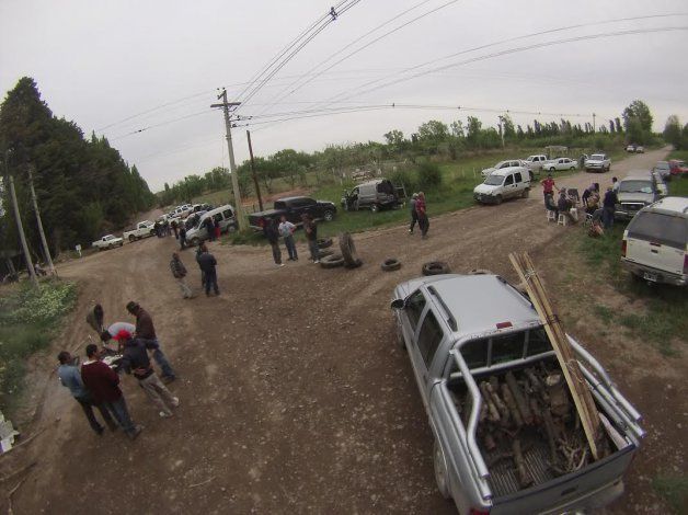 Los productores frutícolas de la región continúan con la medida de protesta en el zona rural de Allen