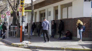 largas filas para hisoparse en el hospital viejo
