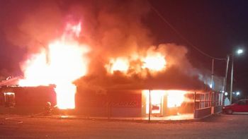 El fuego destruyó la tradicional marisquería El Puerto, en Puerto San Antonio Este. 