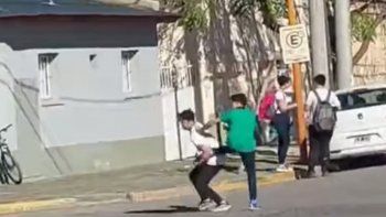 cipolletti: violenta pelea en la esquina de un colegio privado