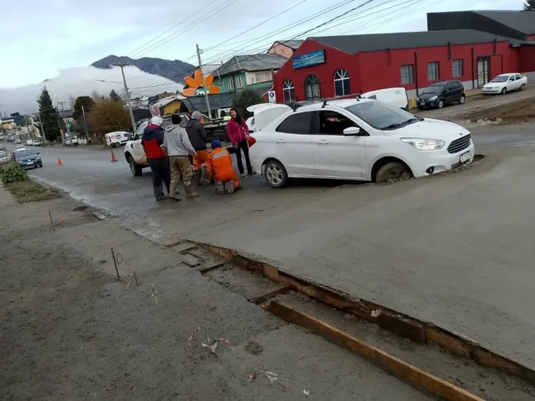 La mujer avanzó sobre el concreto fresco pese a la señalización. La mujer avanzó sobre el concreto fresco pese a la señalización. 