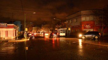 caos y bronca en la ciudad por el apagon que afecto a todo el pais 