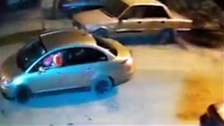 Un joven le disparó a un auto estacionado en un taller mecánico