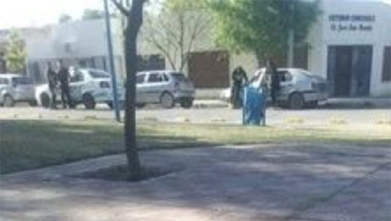 Iban a sacarle el auto por falta de papeles e intentó prenderlo fuego