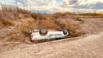 La Toyota Hilux Blanca cayó al canal y quedó destrozada.