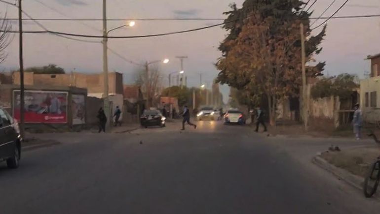 Persecución, piedrazos y escopetazos: tarde de furia en el barrio Confluencia