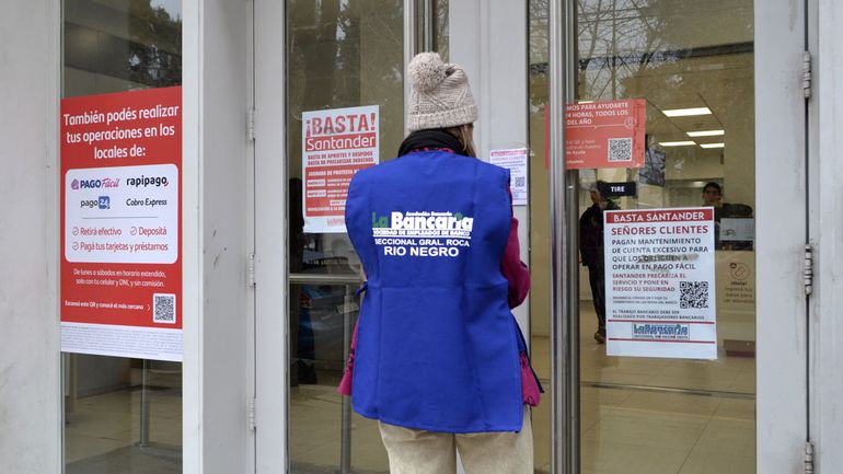 El gremio denunció que trabajadores del banco Santander de Cipolletti fueron trasladados a Neuquén sin acuerdo.