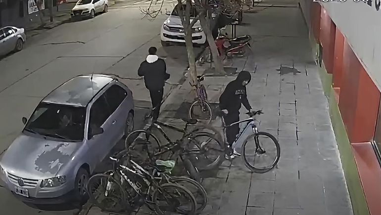 Los ladrones ya cortaron la cadena que protegía la bici y se la llevan. Pero apareció una mujer y escaparon sin llevarse nada. A pocos metros los esperaban otros dos cómplices.&nbsp;