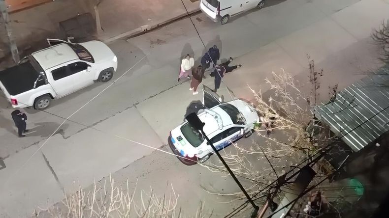 Uno de los detenidos fue reducido en medio de la calle, donde quedó en medio de un charco de sangre. Antes se había enfrentado con los policías. | LMCipolletti.com Uno de los detenidos fue reducido en medio de la calle, donde quedó en medio de un charco de sangre. Antes se había enfrentado con los policías.