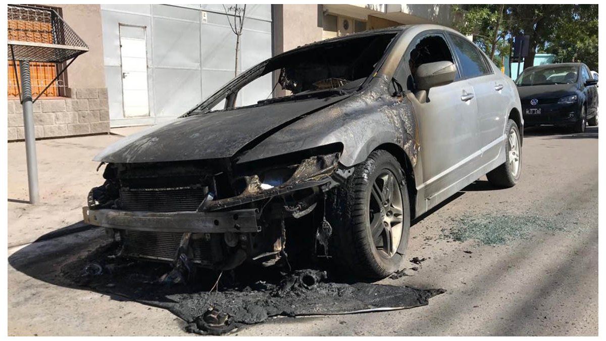 Denuncia Que Su Ex Le Prendió Fuego El Auto