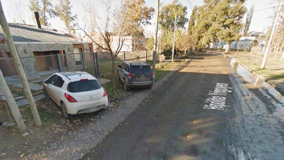 El violento robo ocurrió en una vivienda del barrio Los Tordos, en calle Yrigoyen al 2000. Los delincuentes escaparon en el auto blanco de la foto. (Street View)