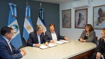 Rolando Figueroa y Alberto Weretilneck firmaron un acuerdo de cooperación para fortalecer la gestión pública y el análisis de incendios forestales. Foto: Gentileza. Rolando Figueroa y Alberto Weretilneck firmaron un acuerdo de cooperación para fortalecer la gestión pública y el análisis de incendios forestales. Foto: Gentileza.