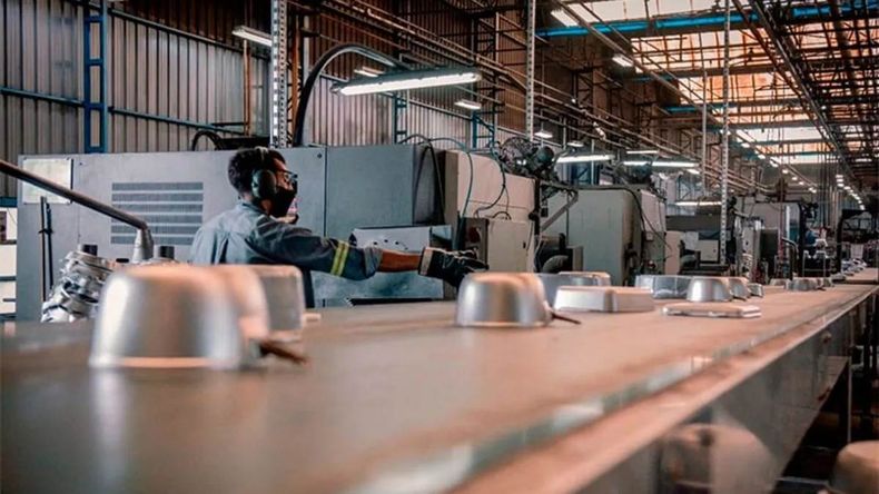 Además de los despidos, la fábrica recortó turnos por la baja de ventas. | LMCipolletti.com Además de los despidos, la fábrica recortó turnos por la baja de ventas.
