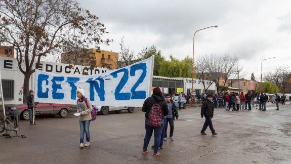 Estudiantes del CET 22 se movilizan al Consejo de Educación