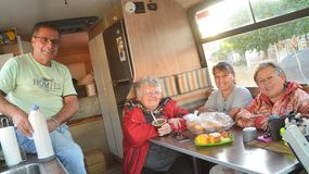 Los rodanteros, una gran familia. Suelen ser anfitriones de lujo con los que andan de paso como Juan y Claudia. Reclaman que no les cobren y tener opción a carga y descarga de agua. | LMCipolletti.com Los rodanteros, una gran familia. Suelen ser anfitriones de lujo con los que andan de paso como Juan y Claudia. Reclaman que no les cobren y tener opción a carga y descarga de agua.