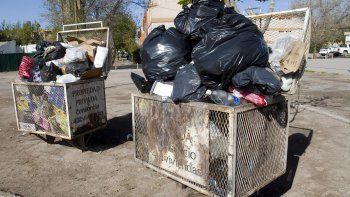 En el sector de las 432 viviendas se puede observar la gran cantidad de basura que espera ser recolectada por parte de la Municipalidad de Cipolletti. 