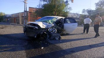 El Ford Focus resultó destruido tras el choque contra el colectivo. Su conductor pasó el semáforo en rojo, informó la Policía. 