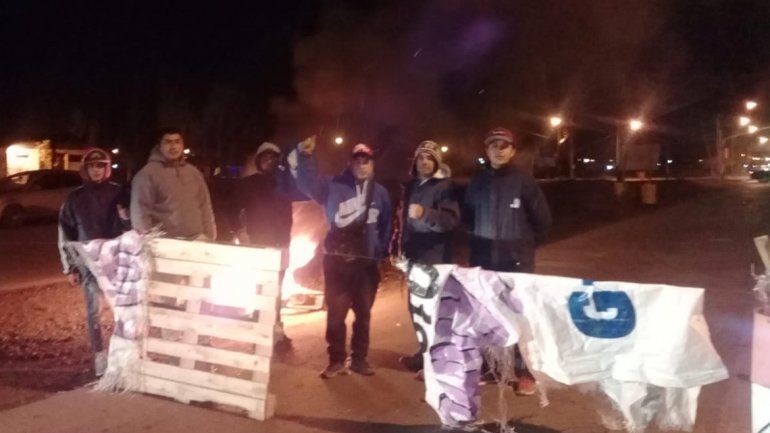 Trabajadores de la Uocra cortan la Ruta 22 en Plottier y la 7 en Centenario