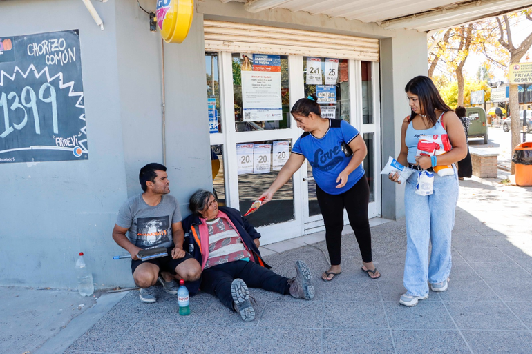 Madre e hijo, unidos en una súper necesidad: Vergüenza es robar