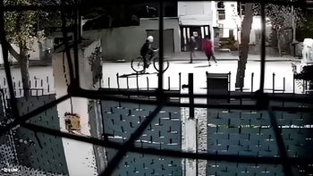 El momento en que el vecino es atacado por los dos delincuentes. Una cámara de seguridad de una casa captó la salvaje agresión.&nbsp;