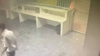 video impactante: guardias de seguridad dejan morir quemados a 40 migrantes