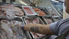 Las pescaderías de la ciudad ya muestran actividad en la semana de mayores ventas para el sector.