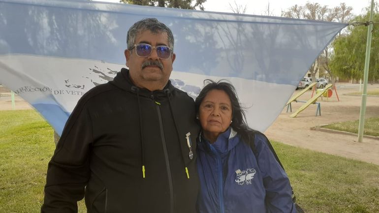Elba y Víctor eran novios cuando lo llevaron a él a la guerra de Malvinas. Se instalaron en Cipolletti y formaron una familia con cuatro hijos.&nbsp;