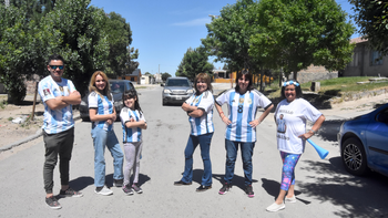 Walter, Jessica, Brisa, Sara, Fabiana y Edy. Los hermanos, la sobrina, la mamá y la vecina del Huevo en la tarde zapalina.
