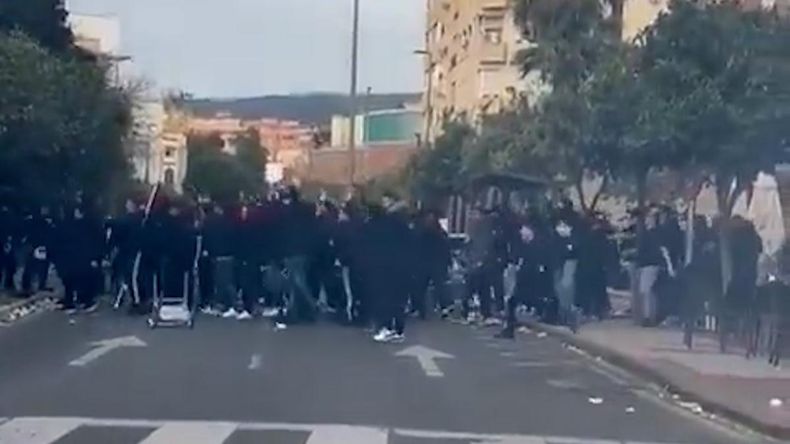 Los ultras del Atlético Madrid se enfrentaron a la parcialidad rival.