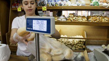 el kilo de pan ya se vende a $100 y las facturas a $250